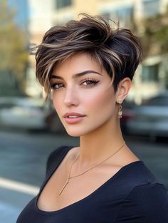 42 Stunning Lowlights Hair Color Ideas for 2024 Lowlights Hair Color, Lowlights Hair, Platinum Highlights, Short Sassy Haircuts, Long Face Shapes, Short Brown Hair, Chin Length Hair, Asian Short Hair