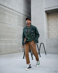 L’image contient peut-être : 1 personne, debout, chaussures et plein air Men Street Fashion, Mens Fashion Smart, Street Style Outfits Men, Mens Outfit Inspiration, Mens Fashion Streetwear, Stylish Mens Outfits, Brown Pants