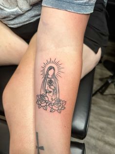 Tattoo Ideas For Mom With Daughter, Virgin Mary Outline Tattoo, Mini Virgin Mary Tattoo, La Guadalupe Tattoo, Simple Mary Tattoo, Cute Mexican Tattoo Ideas, Rosary Tattoo With Names, Virgin Mary Line Tattoo, Virgin Maria Tattoo