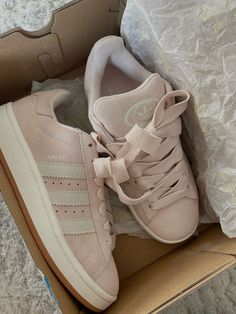 #campus #rosa #clean #girlhood Clean Girl Shoes Aesthetic, Pink Campus 00, Adidas Campus Pink, Clean Girl Shoes, Shoe Inspo Sneakers, Campus Shoes, Campus 00, Pretty Sneakers, Pink Campus