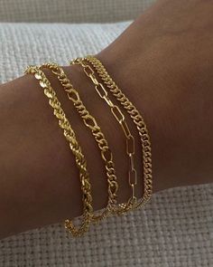 Bracelets On Wrist, Pretty Stacks, Gold Jewelry Bracelets, Accessories Styling, Jewelry Accessories Ideas, Nail Jewelry, Jewelry Fashion Trends, Pretty Jewelry, Classy Jewelry