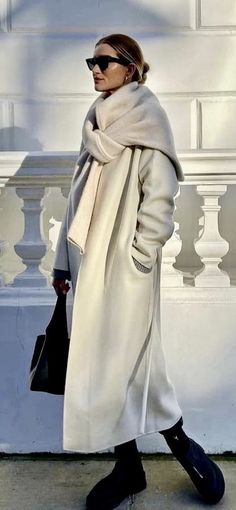 White Coat Outfit, Rosie Huntington Whiteley Style, Cat Sunglasses, Rosie Huntington, Black Platform Boots, Huntington Whiteley, Rosie Huntington Whiteley, White Coat, Coat Outfits