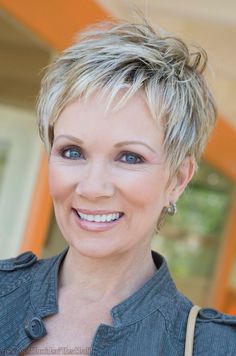 Hairstyles For Fat Faces, Double Menton, Over 60 Hairstyles, Short Hair Styles For Round Faces, 50 Plus, Short Pixie Haircuts, Round Faces, Wedding Hairstyles For Long Hair