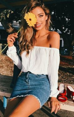 Cropped ombro a ombro branco Nadia Turner, White Off Shoulder Dress, Isabela Moner, Denim Skirt Outfits, Simple Summer Outfits, Perfect Summer Outfit, Rock Outfit, Baku Azerbaijan, 90's Fashion