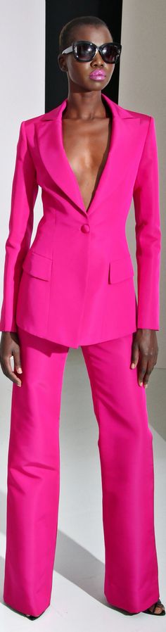 Christian Siriano Pre-Fall 2016. Met een blouse er onder en dichte schoenen. Een kleurrijk pak voor de wintertypes. Women Menswear, Fitted Suits, Formal Pant Suits, Pant Suits For Women, Tuxedo Women, Look Rose, Womens Suits Business, Fall Fashion 2016, Pink Suit