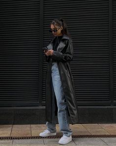 Leather Coat Outfit, Black Coat Outfit, Trench Outfit, Mantel Outfit, Trench Coat Outfit, Looks Street Style, Coat Outfits, Mode Inspo, Looks Chic