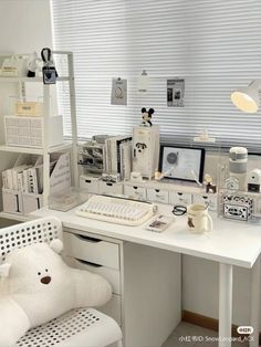 cute room inspiration inspo aesthetic bedroom ideas y2k trend minimalistic clean korean japanese desk tidy organizer style vibe aesthetic desk studying coquette cute beautiful white beige Aesthetic Table Setup, Nice Desk, Future Bedroom Ideas, Room Wishlist, Bureau Decor, Study Room Design, Aesthetic Desk