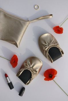 Light gold foldable ballerinas! The perfect little gift for your wedding guests, that they can use again and again! NOW with it's very own POUCH! The foldable ballerinas will let them enjoy your wedding party! Leave their heels under the table and dance the night away with these beautiful light gold flats, that can be rolled up into their little pouch and right in the bag for another night. NOTE: Are you interested in a DISCOUNT for a larger order? Contact us for a discount code! ---- All orders Foldable Flats, Wedding Flats, Wedding Guest Shoes, Gold Flats, Shoes Wedding, Womens Wedding Shoes, Wedding Guests, Beautiful Lights, Ballerinas