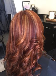 Highlights For Redheads, Long Hair Men Style, Dark Auburn Hair Color, Red Violet Hair, Red Hair With Blonde Highlights, Balayage Straight, Woman With Red Hair, Dark Auburn Hair, Red Hair With Highlights