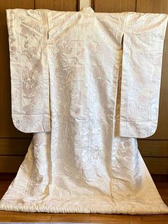 A white Japanese wedding Uchikake for your special day.  Celebrate your special day in this beautiful Kimono robe. Vintage Japanese Kimonos are a unique and stunning piece of Japanese culture. Kimono's are made completely by hand and are considered a wearable work of art. Item: Uchikake Kimono Japanese Wedding Robe No. yukn355 Size: US  Large / Length 70 inch (178cm), Width 25.9 inch (66cm). Condition: Used, Very Good. Please check the photos. Shop the entire collection https://fujiyamarock.etsy Elegant Beige Kimono For Wedding, Elegant Beige Wedding Kimono, Traditional White Kimono For Ceremonies, Traditional White Kimono For Wedding, White Lace Kimono, Beautiful Kimono, Kimono Japanese, Japanese Wedding, White Kimono