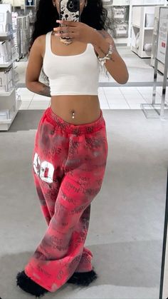 Fly Fits For School, Cute Outfit Ideas Baddie, Graphic Sweatpants Outfit, College Party Outfit Black Women, Cute Comfy Outfits For School Sweatpants, Short Torso Body Goals, Baddie School Outfits, Pink Sweatpants Outfit, Outfit Inspo Baddie