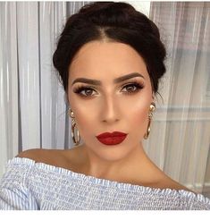 30 Beautiful Prom Makeup Ideas For Brown Eyes #hair #love #style #beautiful #Makeup #SkinCare #Nails #beauty #eyemakeup #style #eyes #model Makeup Bibir, Red Lips Makeup Look, Awesome Makeup, Alat Makeup, Red Lip Makeup, Smink Inspiration, Beauty Make-up