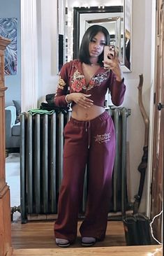 Ed Hardy Tracksuit Outfit, 2 Piece Set Outfit Black Women, Ed Hardy Outfit Black Women, Comfy Outfits Black Women, Cute Chill Outfits, Cool Sweatpants, Sweatpants Outfit Ideas, Sweatpants Outfits, Cozy Sweatpants