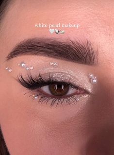 Silver Gem Makeup Looks, White Eyeshadow Brown Eyes, Eye Look With Pearls, Wedding Makeup With Pearls, Make Up For Performance, Bridal Makeup White Eyeshadow, White Wedding Makeup Look, White Euphoria Makeup, Pearl Bridal Makeup