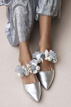 Pearl Floral Pointed Toe Flat Wedding Slippers, Pu Boots, Bridal Shoes Flats, Loafer Shoes Women, Pointy Toe Flats, Silver Shoes, Sandals Brands, Ciabatta, Bridal Shoes