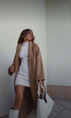 Cream mock neck mini dress. Brown trench long coat. white knee high boots. cream tote bag. outfit inspo fashion chic winter styling tips Fall Outfits Bar Night, Cute Outfits Minimalist, Women’s Winter Dress Outfits, Short Bodycon Dress Outfit, Kelsey Floyd, Tan Peacoat, Populaire Outfits, Stil Elegant, Paris Outfits