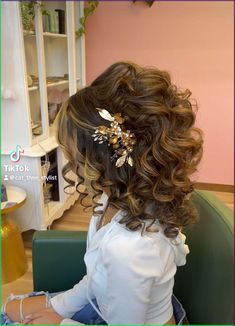 Short Quinceañera hairstyle! Ponytail Hairstyles Elegant, Asian Ponytail, Emerald Green Quinceanera Theme, Hair Quinceanera, Receding Hair, Receding Hair Styles, Quinceanera Decorations, Quinceanera Hairstyles, Human Hair Clip Ins