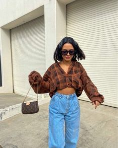 Stylish Flannel Outfits, Flannel Bodysuit Outfit, Loose Flannel Outfits, Flanal Outfits Winter, Cute Ways To Wear Flannels, Outfits With White Flannel, Cool Flannel Outfits, Flannel Going Out Outfit, Crop Top And Flannel Outfits