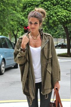 I love this jacket and the simple outfit underneath just makes it stand out more Green Parka Jacket, Green Parka, Military Jacket Green, Walking Down The Street, Quoi Porter, Mein Style, Parka Jacket