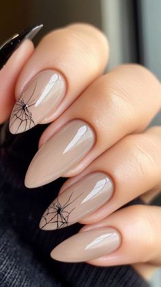 unique halloween nails Happy Halloween Nails, Black Nails Autumn, Halloween Elegant Nails, Halloween Nude Nails, Subtle Spooky Nails, Halloween Nails Subtle, Nude Halloween Nail Designs, Chic Halloween Nails, Natural Halloween Nails