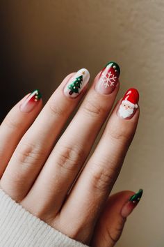 short christmas nails Christmas Nails Inspiration, Short Christmas Nails, Easy Nail Designs, Almond Shape