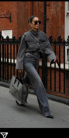 Gray Denim Outfit, Grey Loose Jeans Outfit, Grey Jeans Street Style, Streetwear 2024 Trends, Grey Black Jeans Outfit, Look Jean Gris, Grey Denim Jeans Outfit, Grey Denim Outfit, Loose Jeans Outfit