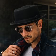 * Strong wool holds up to bad weather
 * Ideal for autumn/winter
 * Made in Italy Hats For Men Trendy, Fedora Hat Men Outfits, Pork Pie Hats Men, Hat Men Outfit, Classy Hats, Black Wool Hat, Black Fedora Hat, Mens Fasion, Pork Pie Hat