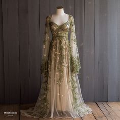 Gaun Abad Pertengahan, Gown Accessories, Ball Gowns Aesthetic, Ball Gowns Wedding Dress, Gowns Elegant, Fairy Wedding, Kids Gown, Fantasy Dresses, Ball Gowns Evening