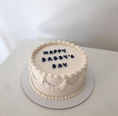 a birthday cake with the words happy daddy's day written in frosting on it