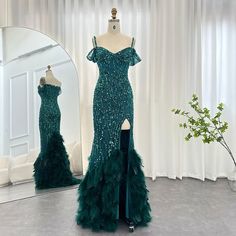 Erleben Sie den Luxus und die Eleganz unserer Dreamy Vow Ballkleider. Die Meerjungfrauen-Silhouette verleiht Ihrem Abendlook einen Hauch von Raffinesse, während die zarten Federn und Spaghettiträger jeden Körpertyp schmeicheln. Erhältlich in Pink, Grün, Schwarz und Blau, setzen Sie bei jedem Abschlussball oder jeder Hochzeitsveranstaltung ein Statement. Sophisticated Cocktail Dress, Feather Prom Dress, Wedding Evening Dress, Spaghetti Strap Prom Dress, Pink Mermaid, Girls Formal Dresses, Plus Size Formal Dresses, Formal Dresses Short, Evening Dresses For Weddings