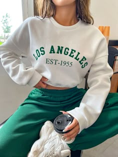 Chic Sweatshirt Outfit, Jogger Outfit, Chic Sweatshirt, Outfit Hoodie, Joggers Outfit, Dropped Shoulder Sweatshirt, Sweatshirt Outfit, Chill Outfits, Letter Print Sweatshirt