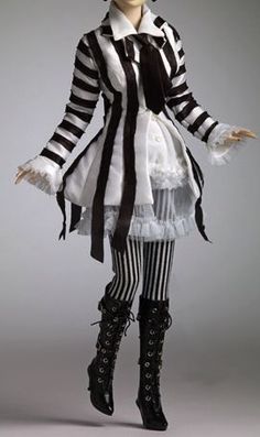 Jester Outfit, Circus Fashion, Beetlejuice Costume, Circus Outfits, Mode Steampunk, Clown Clothes, Dark Circus, Circus Costume, Night Circus