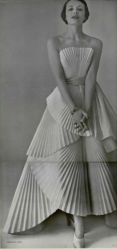 Colette Patterns on Twitter: "Stunning Dior gown, L'officiel de la mode 1950. #sewingdetails https://t.co/9o29DfZHe0" / Twitter Christian Dior Gowns, Wedding Dresses Vintage Princess, Dior Gown, Glamour Vintage, Dior Dress, Look Retro, Dior Vintage, Fashion 1950s, Vintage Princess