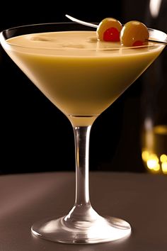 This pin showcases the Golden Cadillac cocktail recipe, presenting a rich and creamy cocktail with key ingredients like Galliano and chocolate flavors. Perfect for anyone looking to make a refreshing dessert-style drink. Molecular Mixology, Pink Squirrel, Elegant Presentation, Vanilla Coffee, Cozy Night, Fun Cocktails