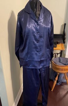 This is a NEW UNUSED 100% silk 2-piece evening lounge pajama (collared button down long-sleeve top and long bottoms with elastic belt for a truly comfortable fit) in rich navy blue silk. Light weight and cool looking. Will make a great gift! Size XL. SILKy.  Please refer to measurements below: Top:  Length 26-1/2" Width 22" Shoulder length 6" Sleeve length 22" Bottoms:  Hips 48" Elastic Waist 24" Length 39". With these pajamas, you'll wish evening lounging could last all day... In excellent UNUS Blue Satin Sleep Set, Blue Satin Sleepwear Set, Blue Silk Sleepwear For Pajama Party, Blue Satin Bedtime Sets, Blue Satin Pajama Party Set, Blue Long Sleeve Satin Sets, Blue Satin Long Sleeve Sets, Silk Pajama, Mens Pajamas Set