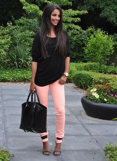 black and peach Fashion Weeks, Pink Pants, Black Bag, Primavera Estate, Cute Fashion