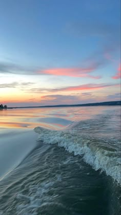 Cute Calm Aesthetic, Beachy Aesthetic Wallpaper Iphone, Wallpaper Aesthetic Beach Sunset, Blue Iphone 15 Wallpaper, Under Water Wallpaper Aesthetic, Iphone 15 Blue Wallpaper, Lautan Aesthetic, Pretty Sky Aesthetic Wallpaper, Cozy Wallpaper Phone