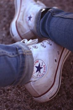 White Chucks, Converse Outfits, Converse Chucks, White High Tops, Foto Tips, White Converse, Mode Inspo, School Shoes, On The Ground