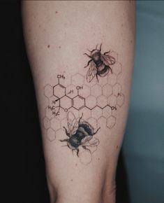 two bees and honeycombs tattoo on the right thigh, one is black and white