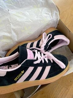 Samba Rose, Adidas Gazelle Black, Adidas Gazelle Pink, Pink Gazelles, Black Coquette, Rose Adidas, Samba Shoes, Trendy Shoes Sneakers, Preppy Shoes