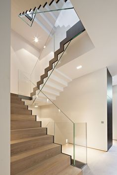 Closer Riser Zigzag Staircase Vstupná Hala, Luxury Staircase, Staircase Design Modern, Pelan Rumah, House Staircase, Interior Staircase, Escalier Design