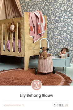 a child's bed with a teddy bear sitting in it and the words lily behang blauw above it