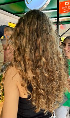 Overgrown Roots Hair, Ginger Wavy Hair, Wavy Dark Blonde Hair, Honey Blonde Highlights Curly Hair, Light Brown Curly Hair, Beach Hairstyles For Curly Hair, Highlights Curly Hair, Honey Brown Hair, Brown Curly Hair