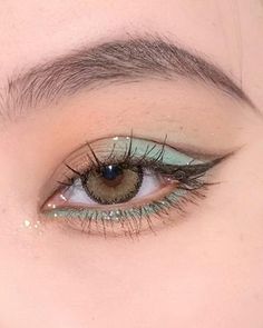 27 Summer Makeup 2024 Trends: Natural Glow to Neon Pop – Get Inspired! Summer Makeup Looks, Green Makeup, 2024 Trends, Makeup Pictures, Makeup For Green Eyes