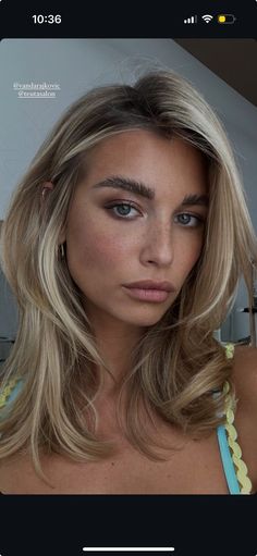 Blonde Highlights Root Melt, Natural Blonde Going Darker, Root Melt On Blonde Hair, Blonde Hair With Brunette Roots, Micro Highlights Blondes, Low Contrast Blonde, Blond Hair With Root Smudge, Kaitlyn Bell Hair, Green Eyes Olive Skin Hair Color