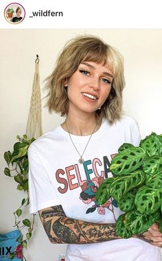 Blonde Shag Bob With Bangs, Punk Mom Hair, Split Dye Natural Colors, Shaggy Choppy Bob With Bangs, Split Dye Bob With Bangs, Boho Haircut Short, Subtle Color Block Hair, Short Hair Money Piece Bangs