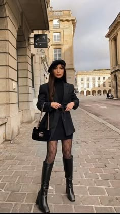 Parisian Alternative Style, Abroad Outfits Europe Winter, Rocker Chic Office Style, Abroad Fashion, London Outfits, Outfit Basic, Parisian Outfits, Europe 2023, London Vibes