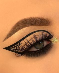 Eyeliner Styles Easy, Easy Halloween Make Up Look, Witchy Eyeliner, October Makeup Looks, Simple Halloween Makeup Looks Easy, Easy Halloween Eyeliner, Simple Halloween Makeup Looks For Work, Spooky Eye Makeup, Eyeliner Ideas Creative