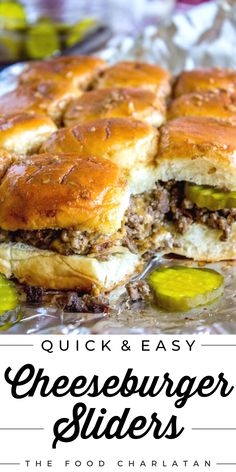 Super simple Cheeseburger sliders Easy Oven Dinners, Sliders Recipes Beef, Quick Foods, Cheeseburger Sliders, Fast Dinner Recipes, Cowboy Caviar, Food Charlatan, Boat Food, Hawaiian Rolls