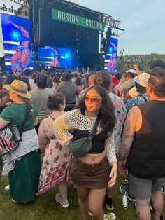 #bostoncalling #festivalfashion #festivaloutfit #festiveseason Flognaw Outfits, Outside Lands Outfit Ideas, Suenos Festival Outfits, Cfg Outfit, Coachella Fits